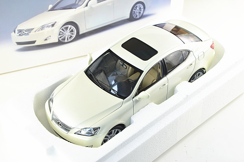 MÔ HÌNH Ô TÔ LEXUS IS350 2006 (TRẮNG) 1:18 AUTOART