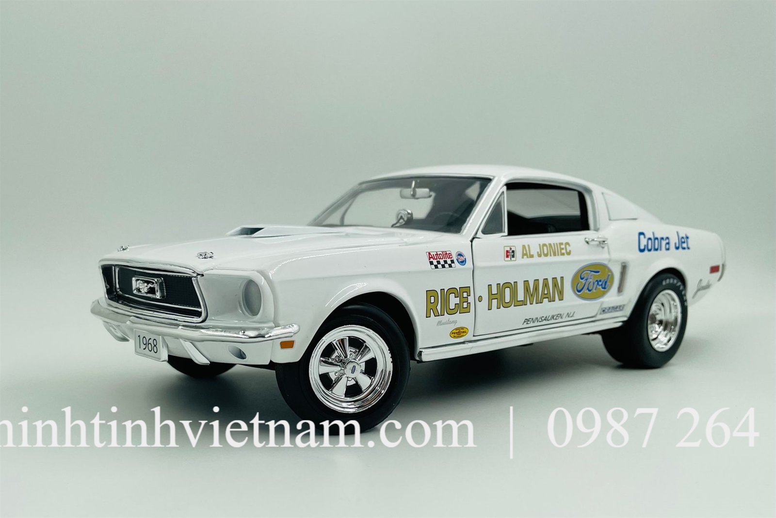 MÔ HÌNH Ô TÔ FORD MUSTANG S/S COBRA 1968 (TRẮNG) 1:18 AUTOWORLD