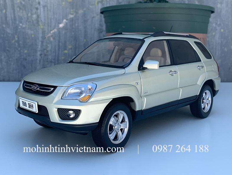 MÔ HÌNH Ô TÔ KIA SPORTAGE 2009 (BẠC) 1:18 DEALER