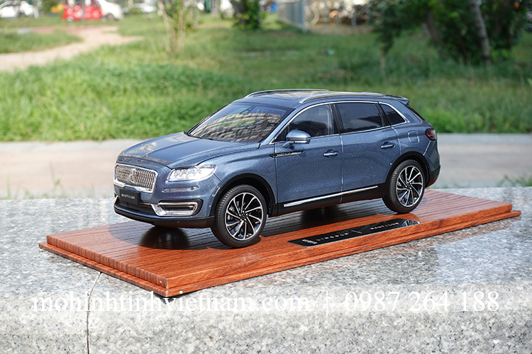 MÔ HÌNH Ô TÔ LINCOLN NAVIGATOR NAUTILUS (XANH) 1:18 DEALER