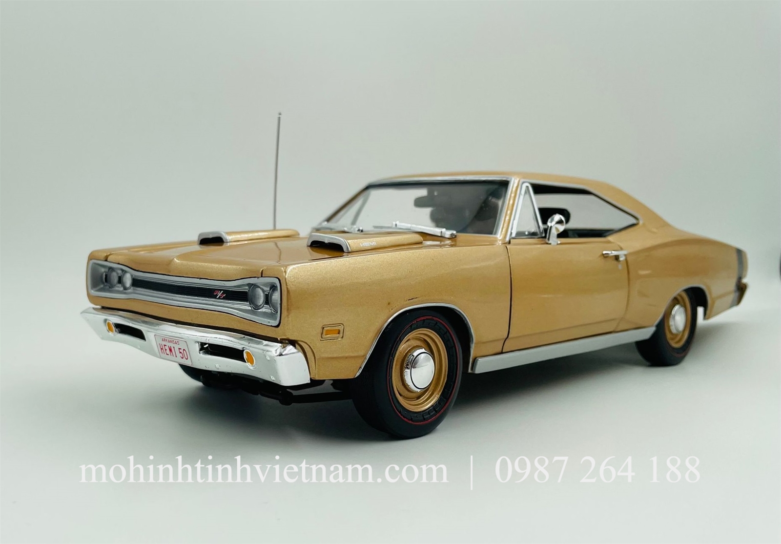 MÔ HÌNH Ô TÔ CORONET R/T 1969 (GOLD) 1:18 AUTOWORLD