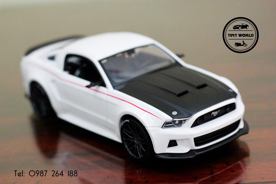 MÔ HÌNH Ô TÔ FORD MUSTANG STREET RACER (TRẮNG) 1:24 MAISTO