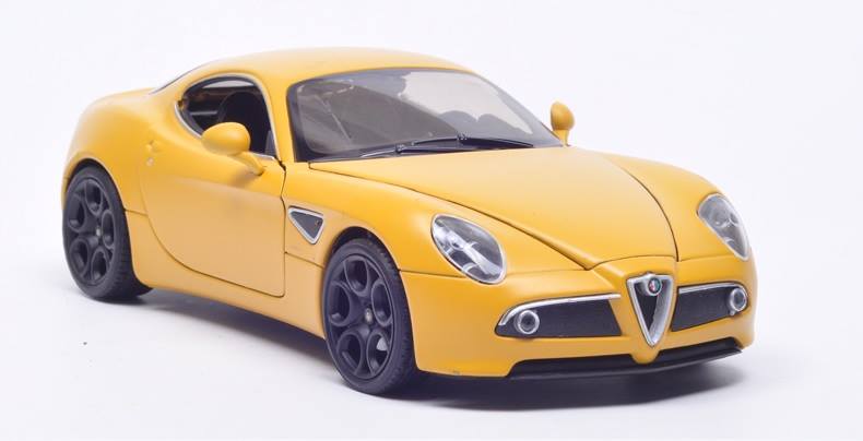 MÔ HÌNH Ô TÔ ALFA ROMEO 8C (VÀNG) 1:24 WELLY