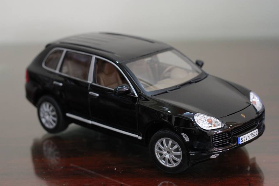 MÔ HÌNH Ô TÔ PORSCHE CAYENNE TURBO (ĐEN) 1:18 MAISTO