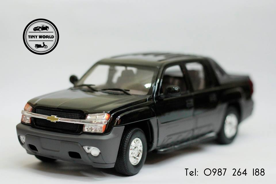 MÔ HÌNH Ô TÔ CHEVROLET AVALANCHE 2002 (ĐEN) 1:18 WELLY
