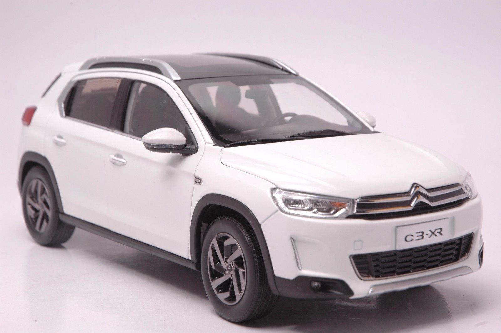 MÔ HÌNH Ô TÔ CITROEN C3-XR (TRẮNG) 1:18 DEALER
