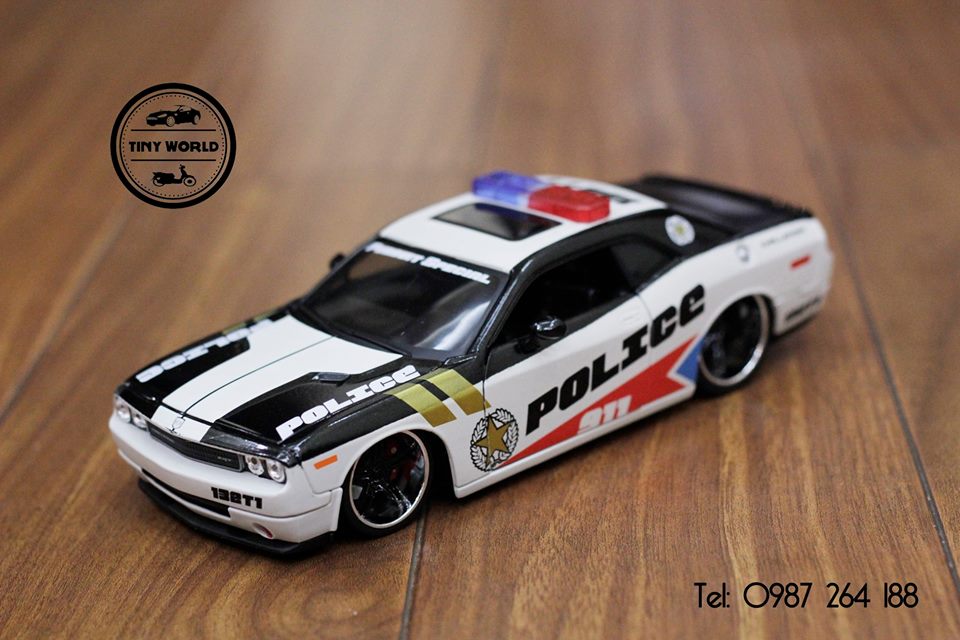 MÔ HÌNH Ô TÔ DODGE CHALLENGER SRT8 2008 POLICE (TRẮNG) 1:24 MAISTO