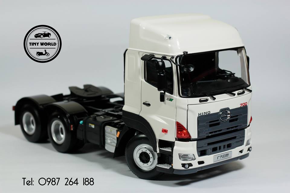 MÔ HÌNH ĐẦU KÉO HINO 700 (TRẮNG) 1:24 DEALER