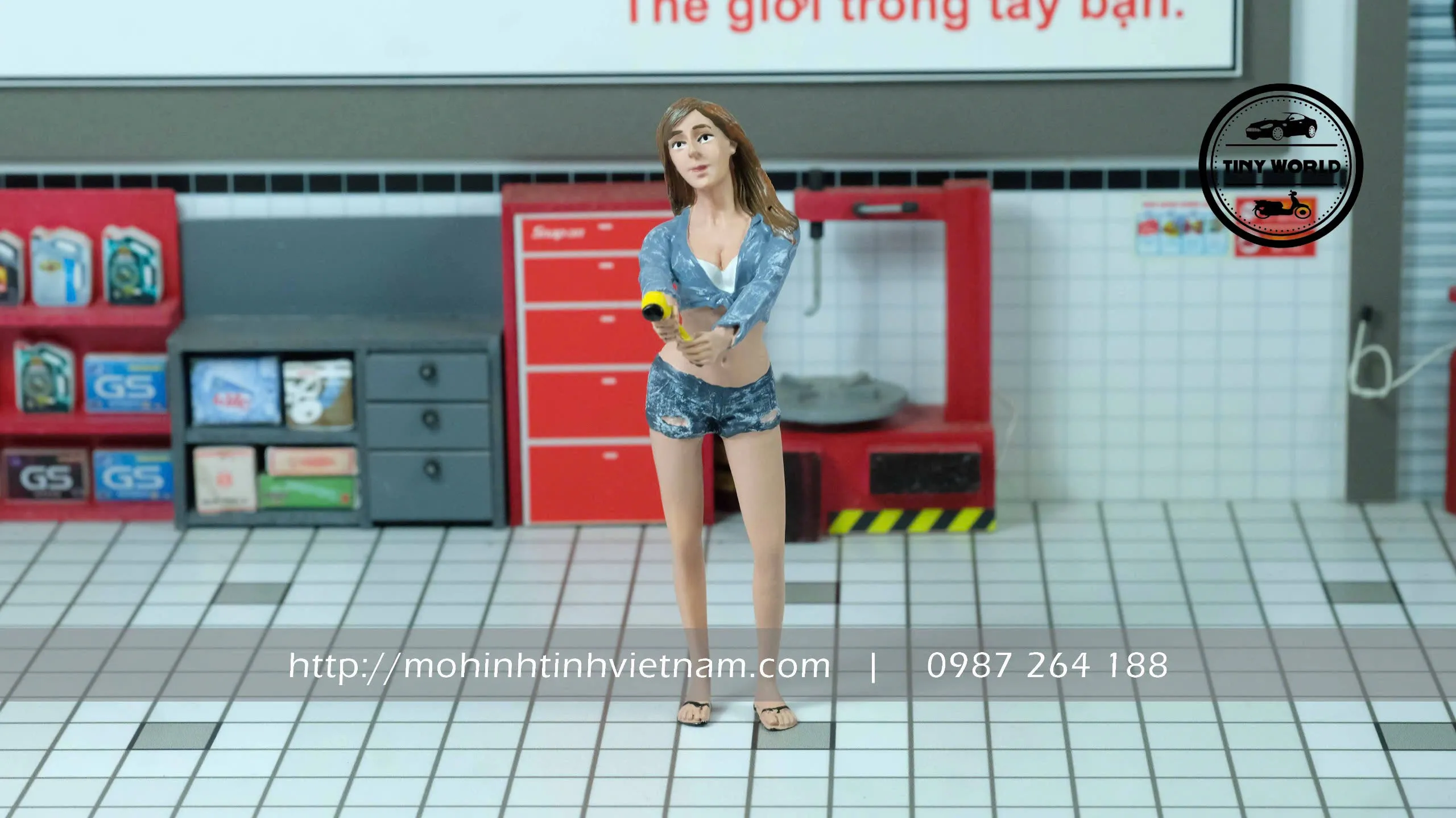 MÔ HÌNH FIGURE NỮ RỬA XE (GHI) 1:18 DIECAST MODEL
