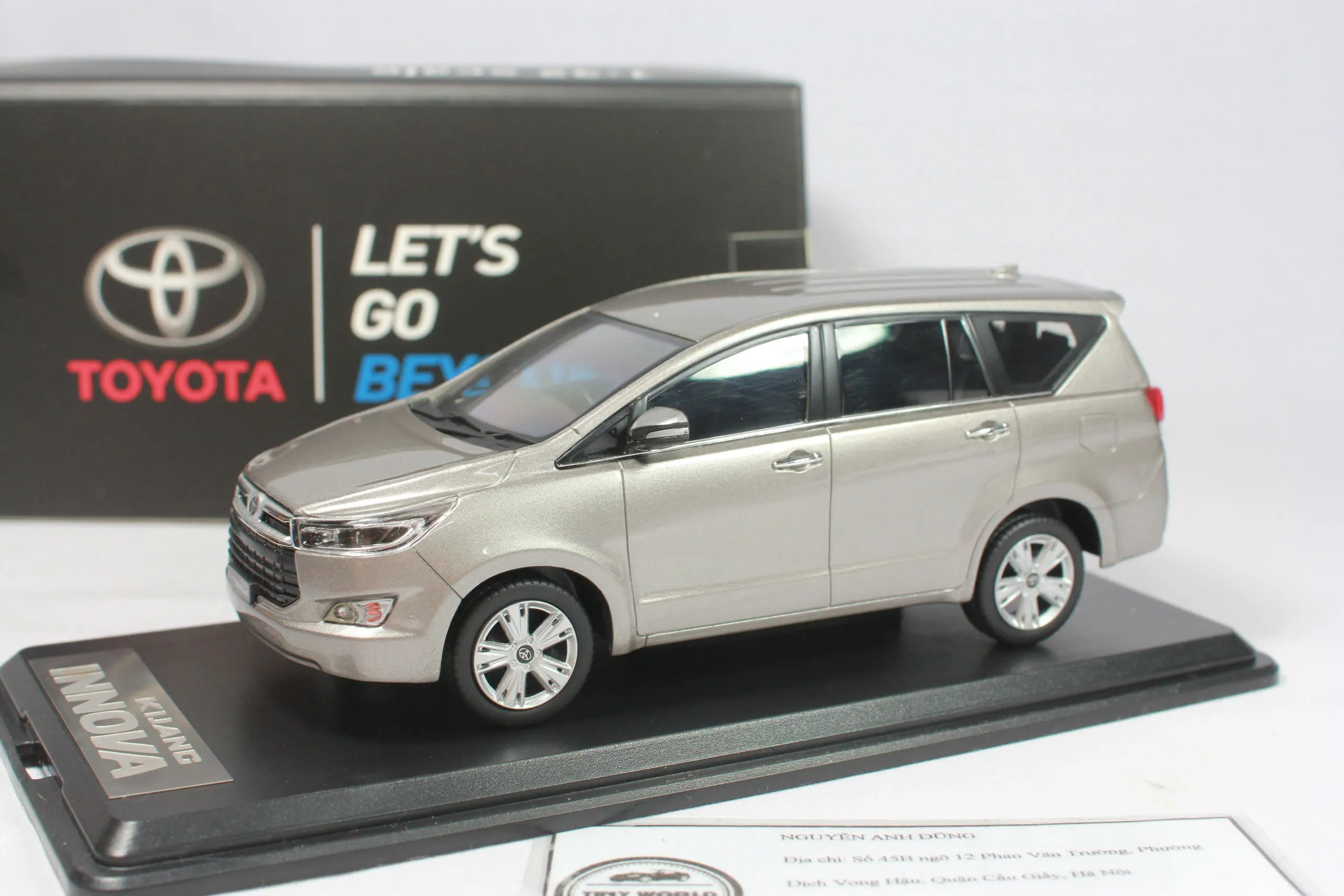 MÔ HÌNH Ô TÔ TOYOTA INNOVA (BẠC) 1:32 DEALER