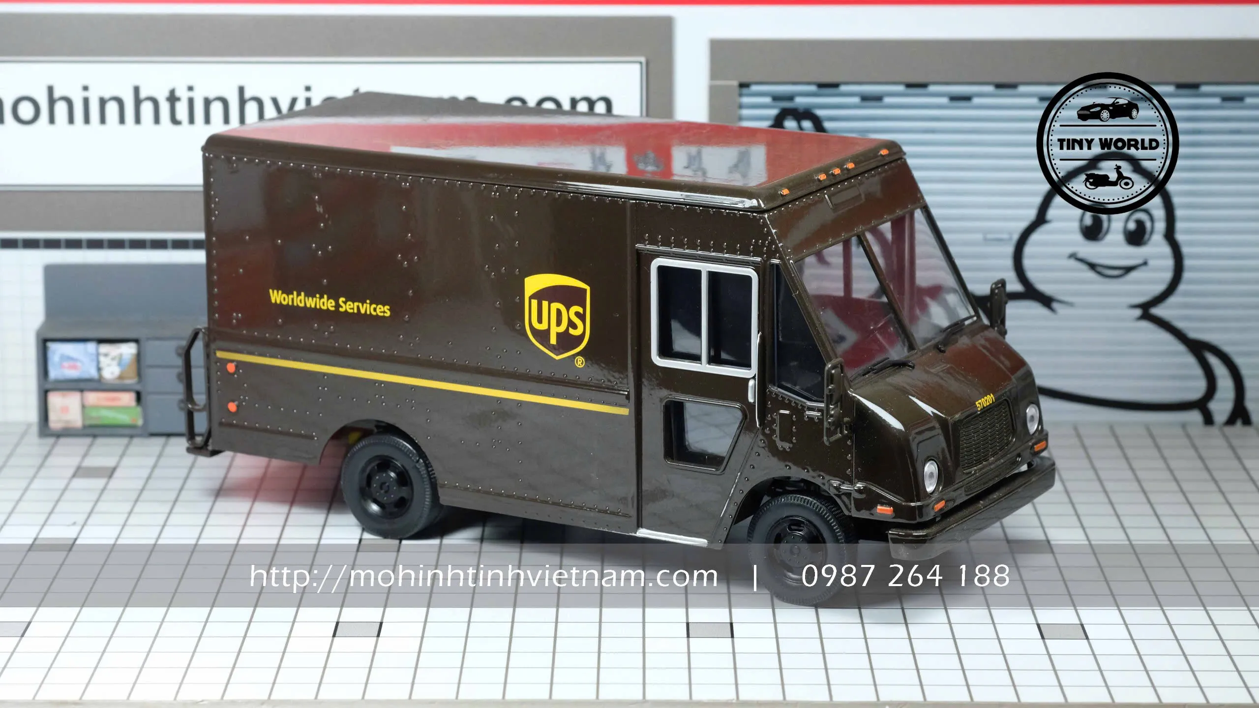 MÔ HÌNH Ô TÔ CHUYỂN PHÁT NHANH UPS (ĐEN) 1:18 DEALER