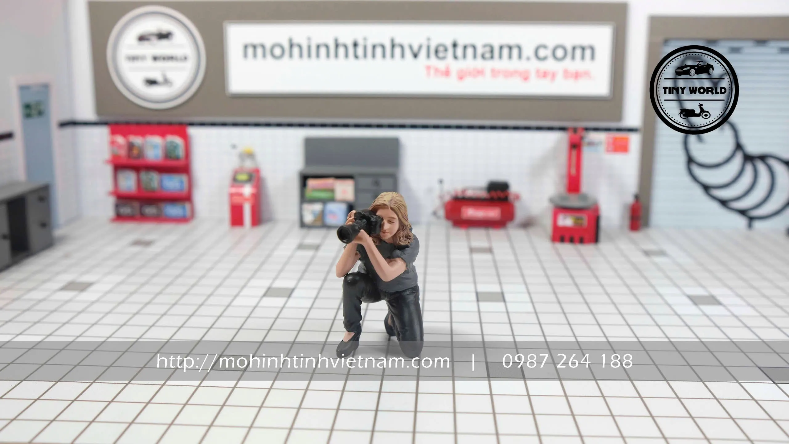MÔ HÌNH FIGURE NỮ CHỤP ẢNH AD-38211 (XÁM) 1:18 AMERICAN DIORAMA
